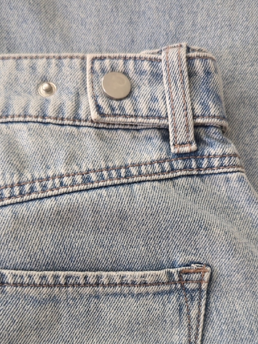 High-Waist Light Wash With Wide Leg And Adjustable Waist Size5/27 - Picture 3 of 3